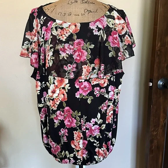 HOST PICK! Lovely floral blouse-New with tag! - Picture 3 of 3